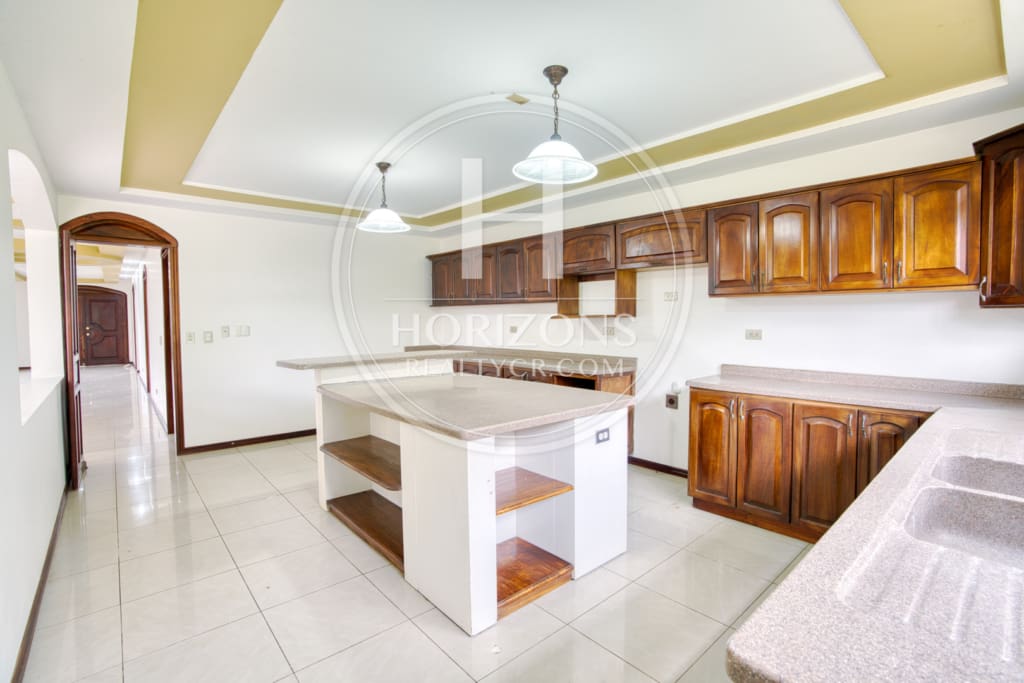 Casa en Residencial Altamonte 5 Habitaciones más Oficina y C. Servicio nja1355
