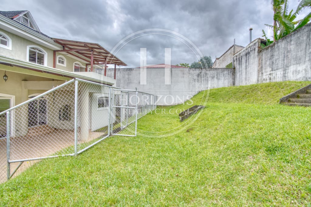 Casa en Residencial Altamonte 5 Habitaciones más Oficina y C. Servicio nja1355