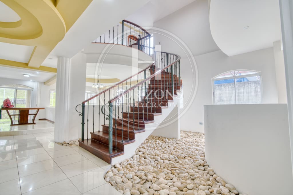 Casa en Residencial Altamonte 5 Habitaciones más Oficina y C. Servicio nja1355