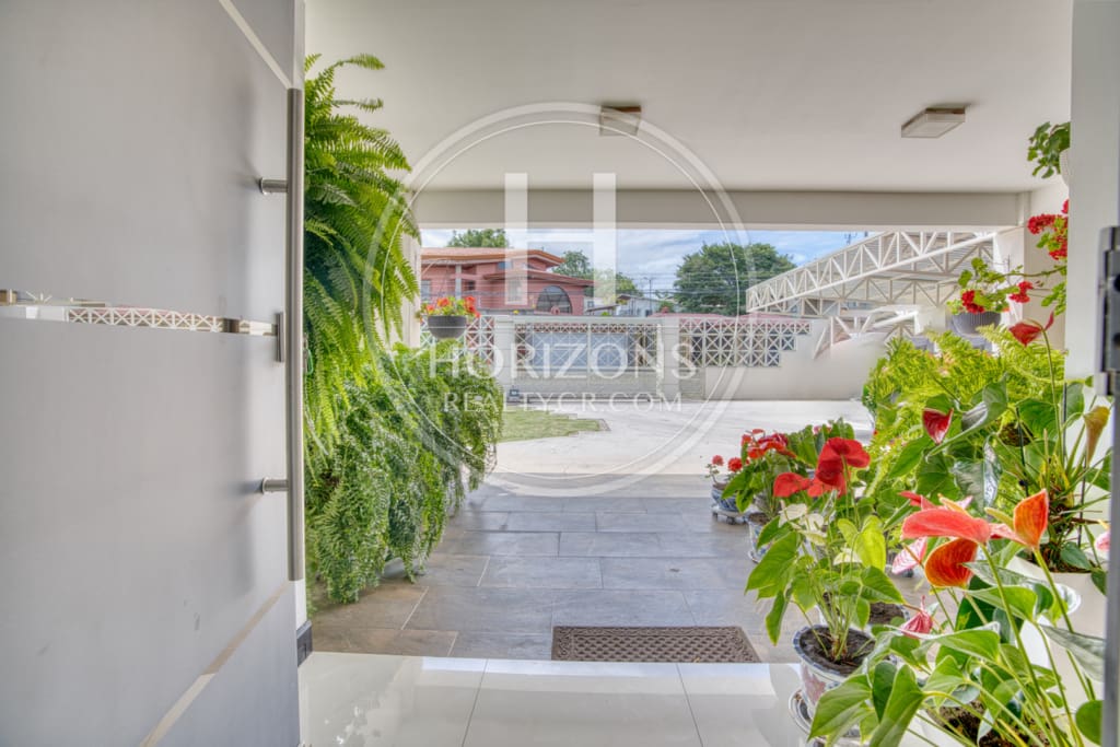Moderna Casa con Jardín Amplio en Residencial Altamonte Curridabat 3 Habitaciones 6 Parqueos NJA1361JB