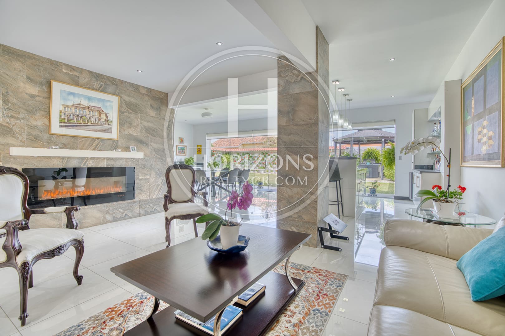 Moderna Casa con Jardín Amplio en Residencial Altamonte Curridabat 3 Habitaciones 6 Parqueos NJA1361JB