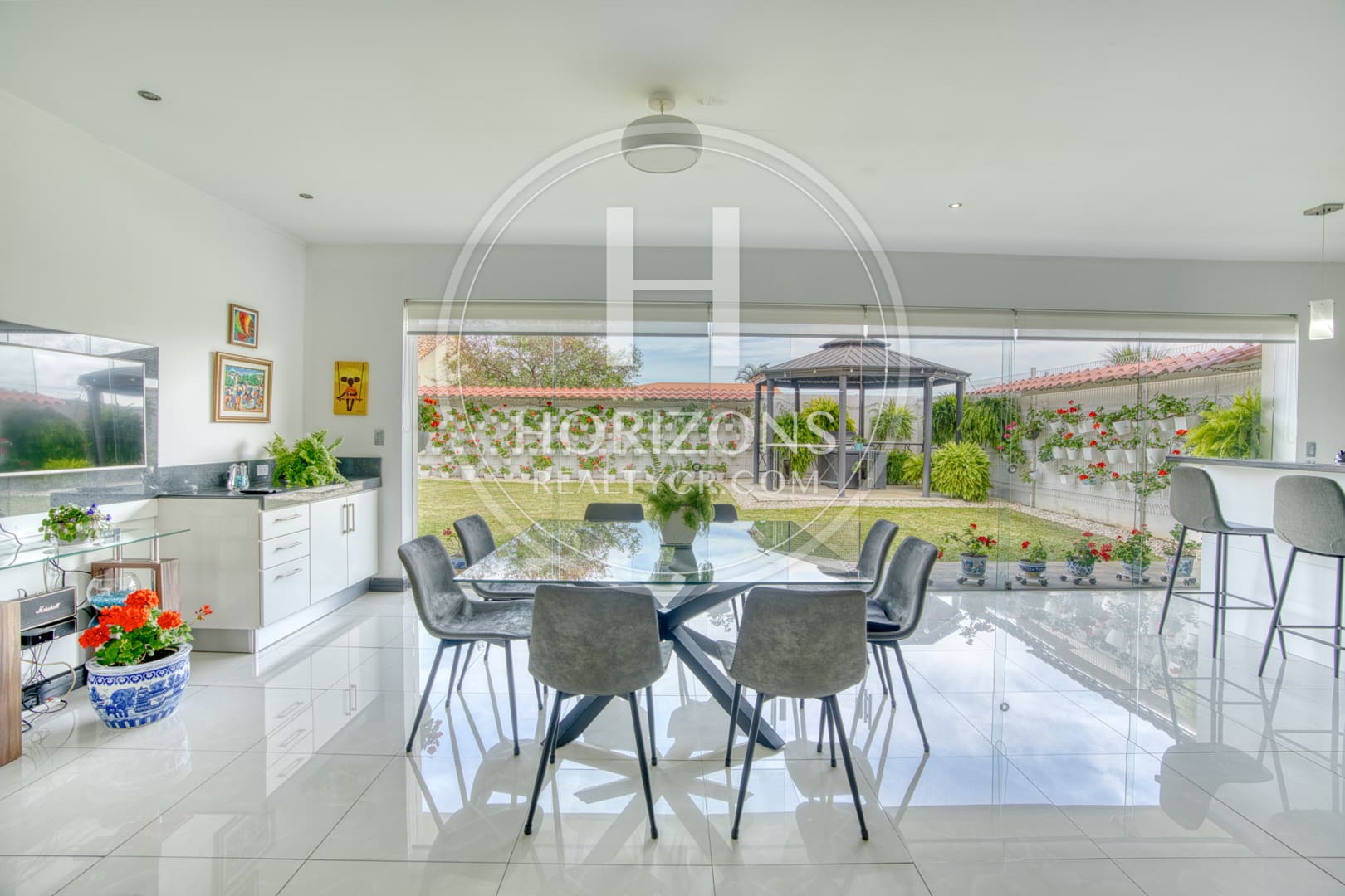 Moderna Casa con Jardín Amplio en Residencial Altamonte Curridabat 3 Habitaciones 6 Parqueos NJA1361JB
