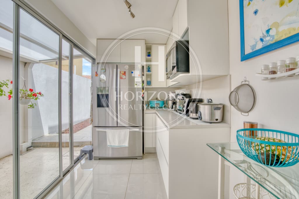 Moderna Casa con Jardín Amplio en Residencial Altamonte Curridabat 3 Habitaciones 6 Parqueos NJA1361JB