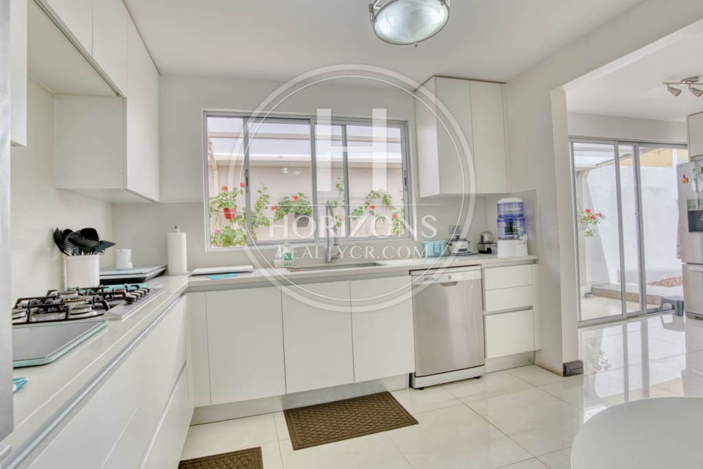 Moderna Casa con Jardín Amplio en Residencial Altamonte Curridabat 3 Habitaciones 6 Parqueos NJA1361JB