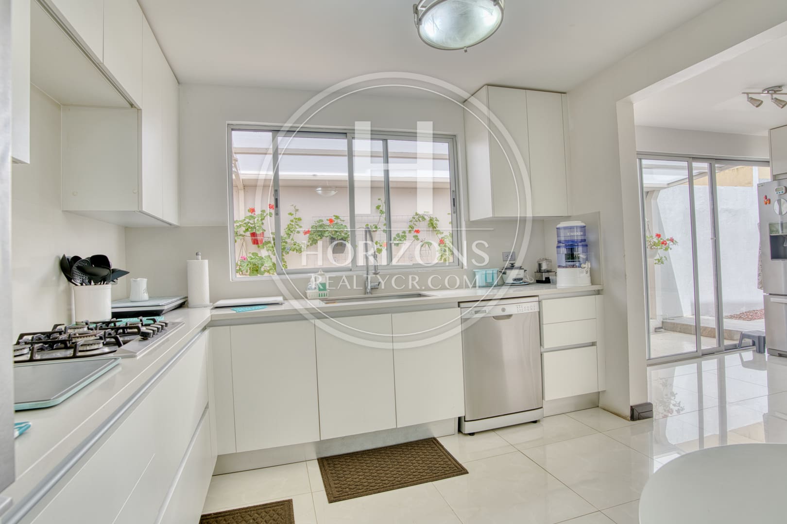 Moderna Casa con Jardín Amplio en Residencial Altamonte Curridabat 3 Habitaciones 6 Parqueos NJA1361JB