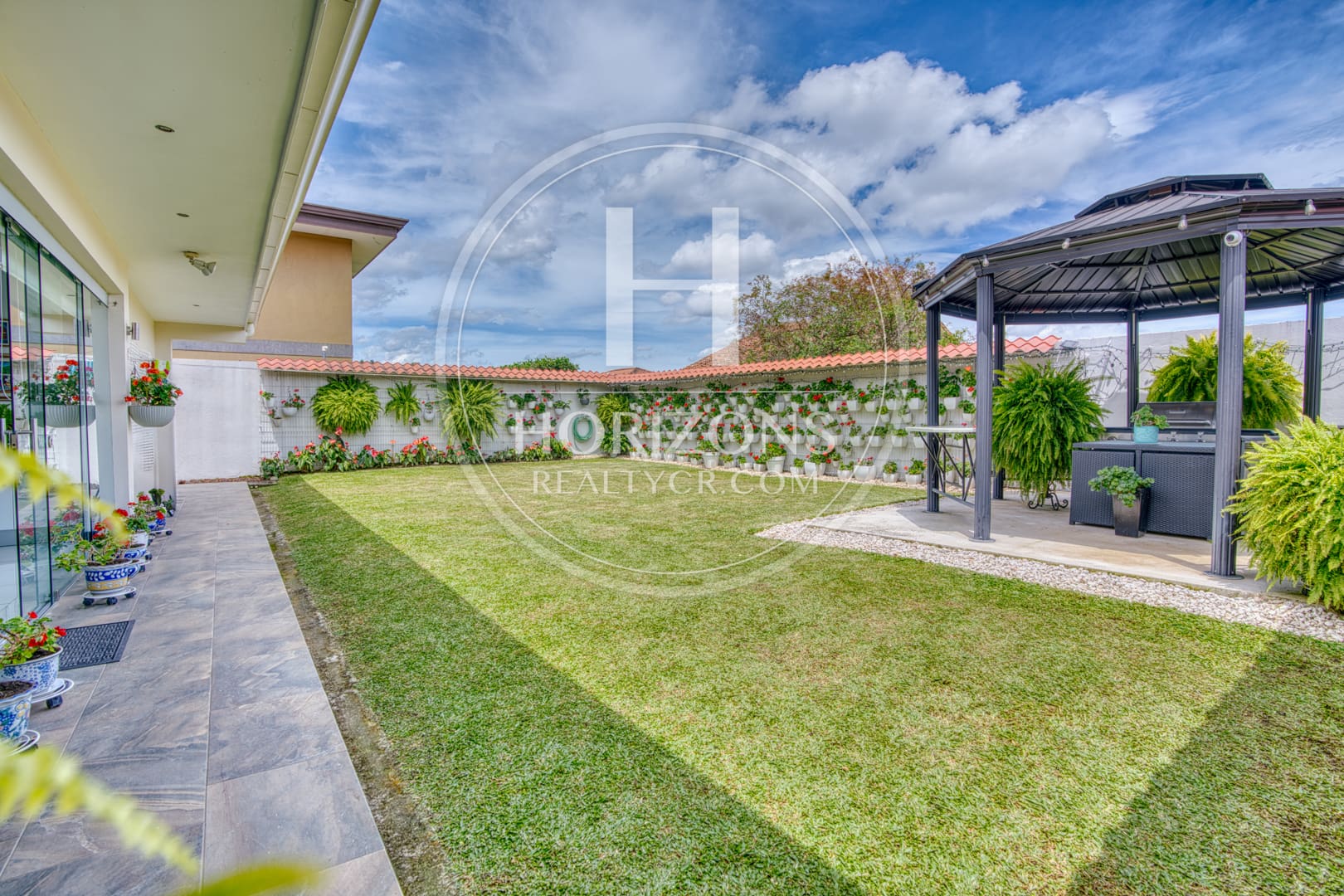Moderna Casa con Jardín Amplio en Residencial Altamonte Curridabat 3 Habitaciones 6 Parqueos NJA1361JB