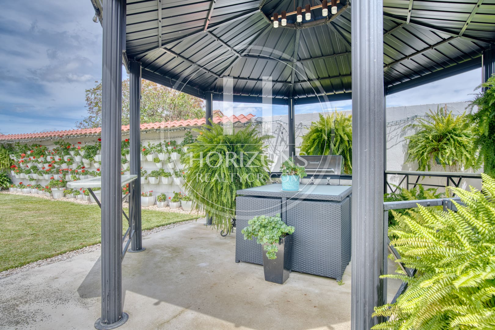 Moderna Casa con Jardín Amplio en Residencial Altamonte Curridabat 3 Habitaciones 6 Parqueos NJA1361JB