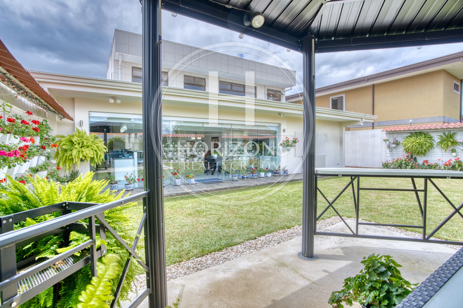 Moderna Casa con Jardín Amplio en Residencial Altamonte Curridabat 3 Habitaciones 6 Parqueos NJA1361JB