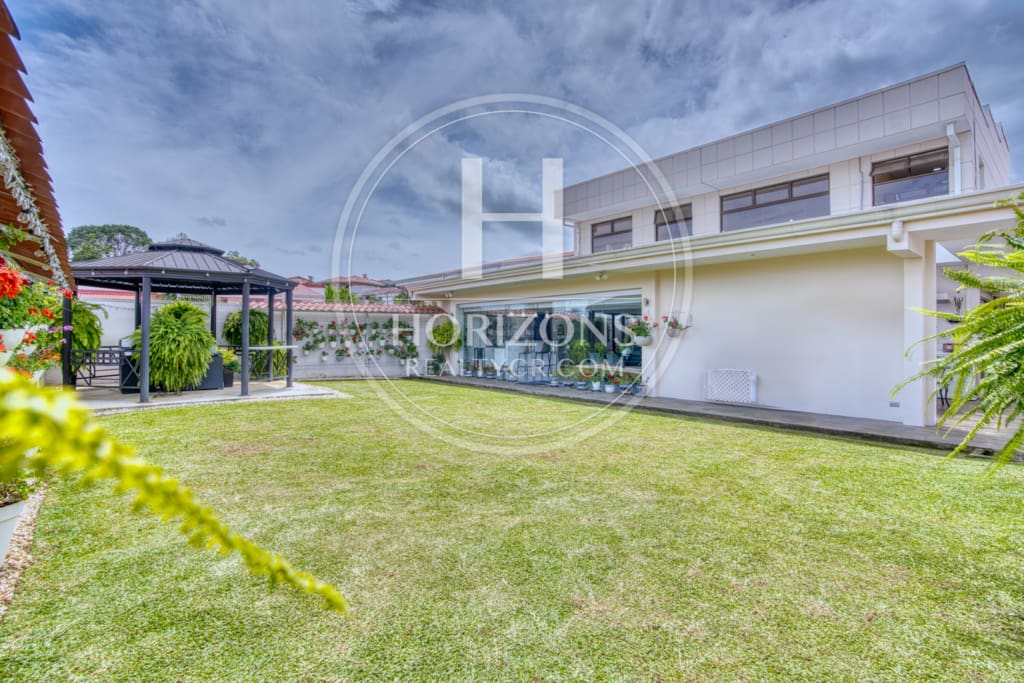 Moderna Casa con Jardín Amplio en Residencial Altamonte Curridabat 3 Habitaciones 6 Parqueos NJA1361JB