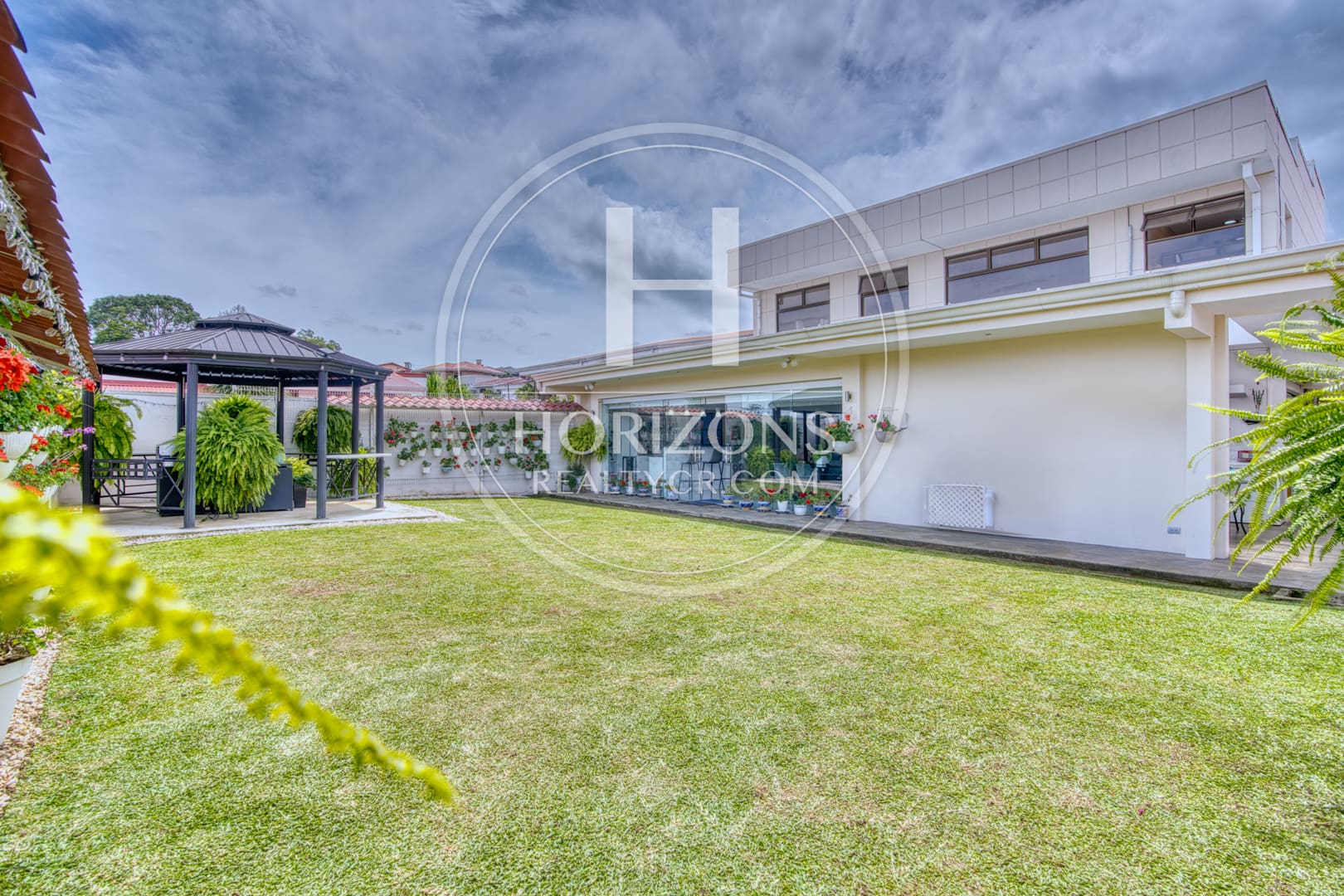 Moderna Casa con Jardín Amplio en Residencial Altamonte Curridabat 3 Habitaciones 6 Parqueos NJA1361JB