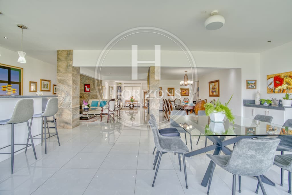 Moderna Casa con Jardín Amplio en Residencial Altamonte Curridabat 3 Habitaciones 6 Parqueos NJA1361JB
