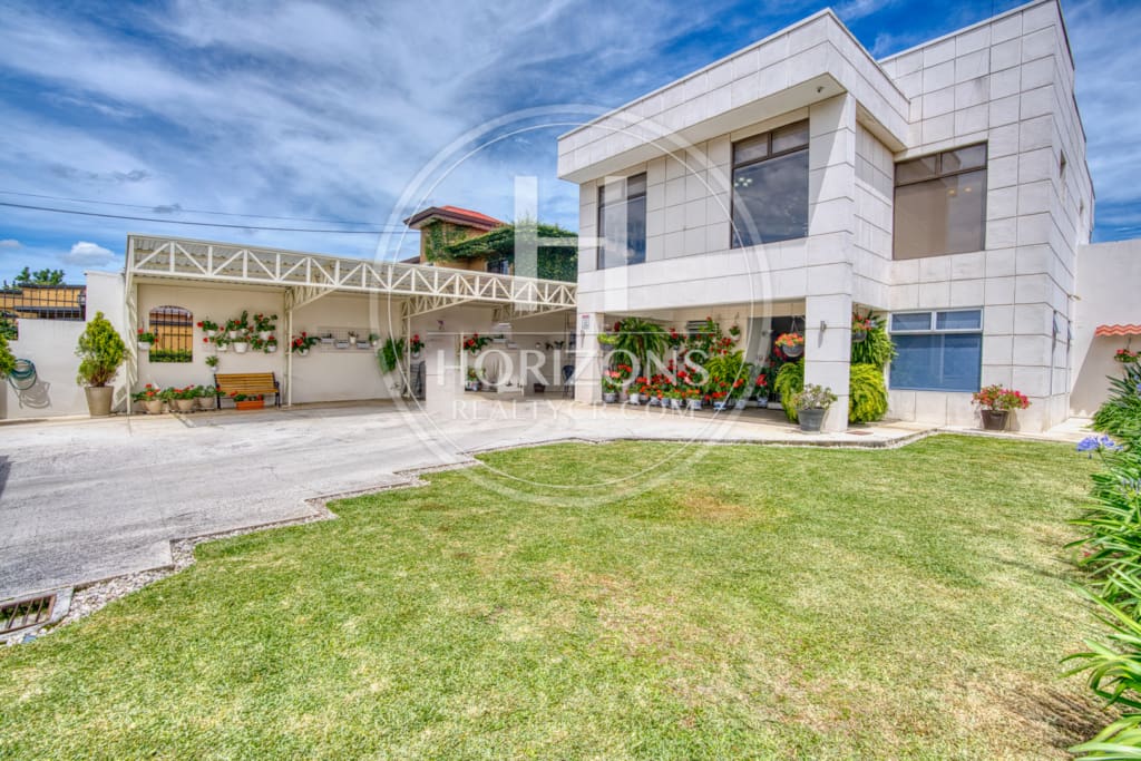 Moderna Casa Con Jardín Amplio En Residencial Altamonte Curridabat 3 Habitaciones 6 Parqueos Nja1361Jb