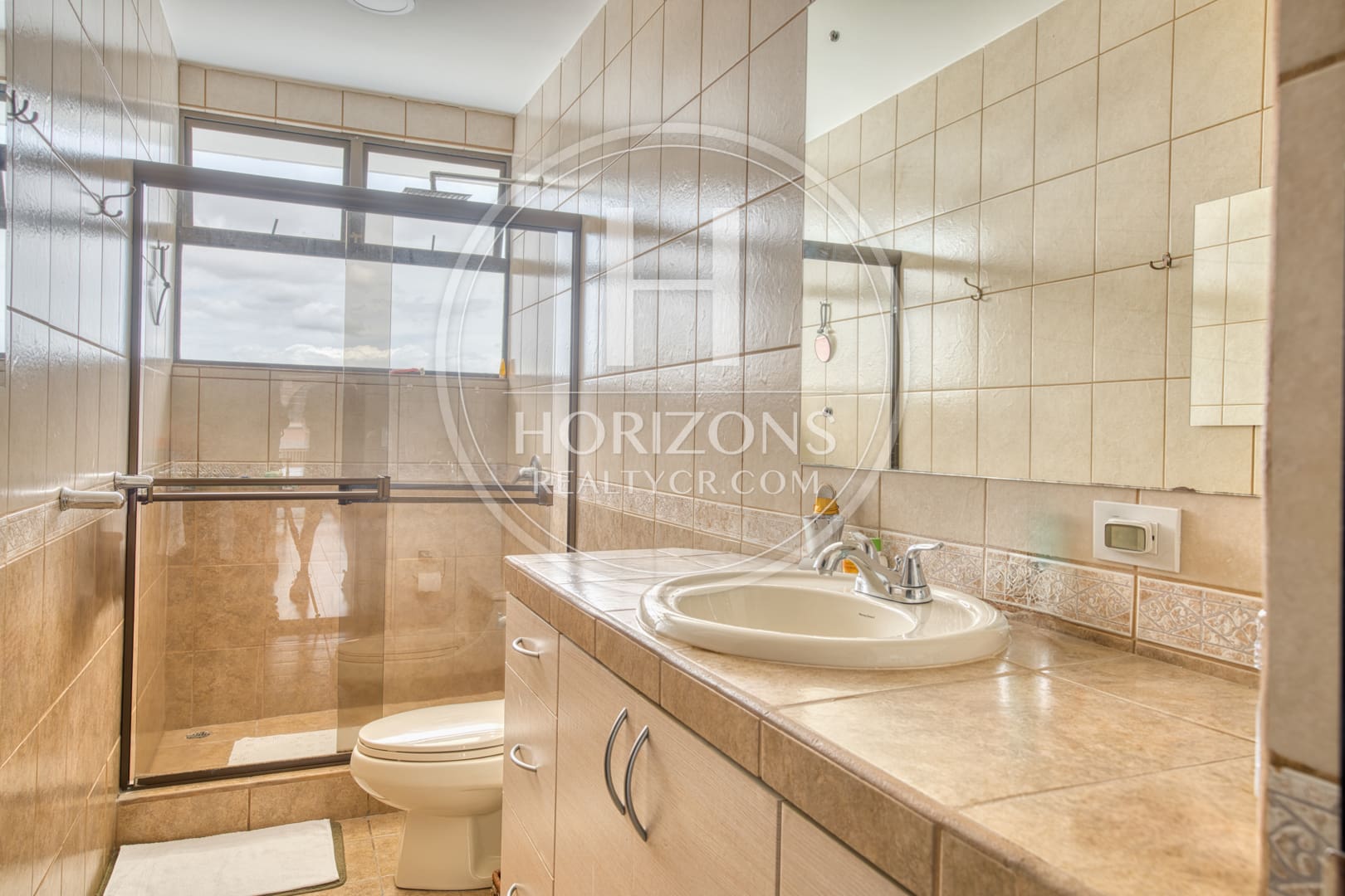 Moderna Casa con Jardín Amplio en Residencial Altamonte Curridabat 3 Habitaciones 6 Parqueos NJA1361JB
