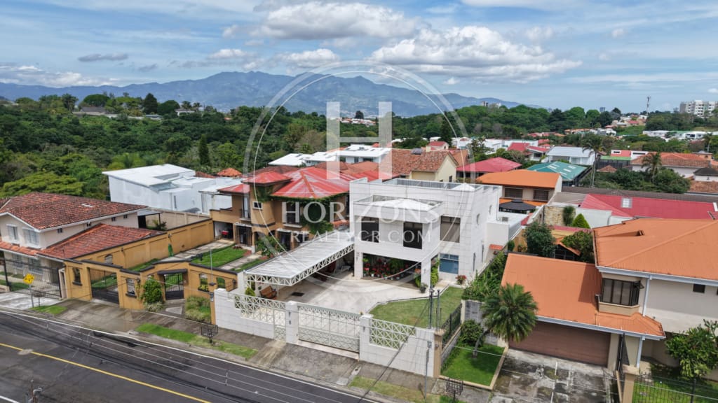 Moderna Casa con Jardín Amplio en Residencial Altamonte Curridabat 3 Habitaciones 6 Parqueos NJA1361JB