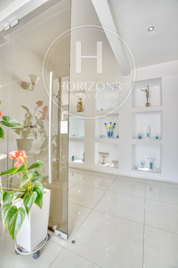 Moderna Casa con Jardín Amplio en Residencial Altamonte Curridabat 3 Habitaciones 6 Parqueos NJA1361JB
