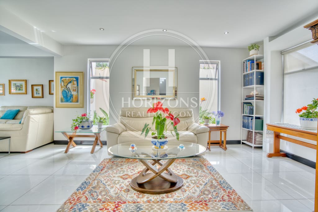 Moderna Casa con Jardín Amplio en Residencial Altamonte Curridabat 3 Habitaciones 6 Parqueos NJA1361JB