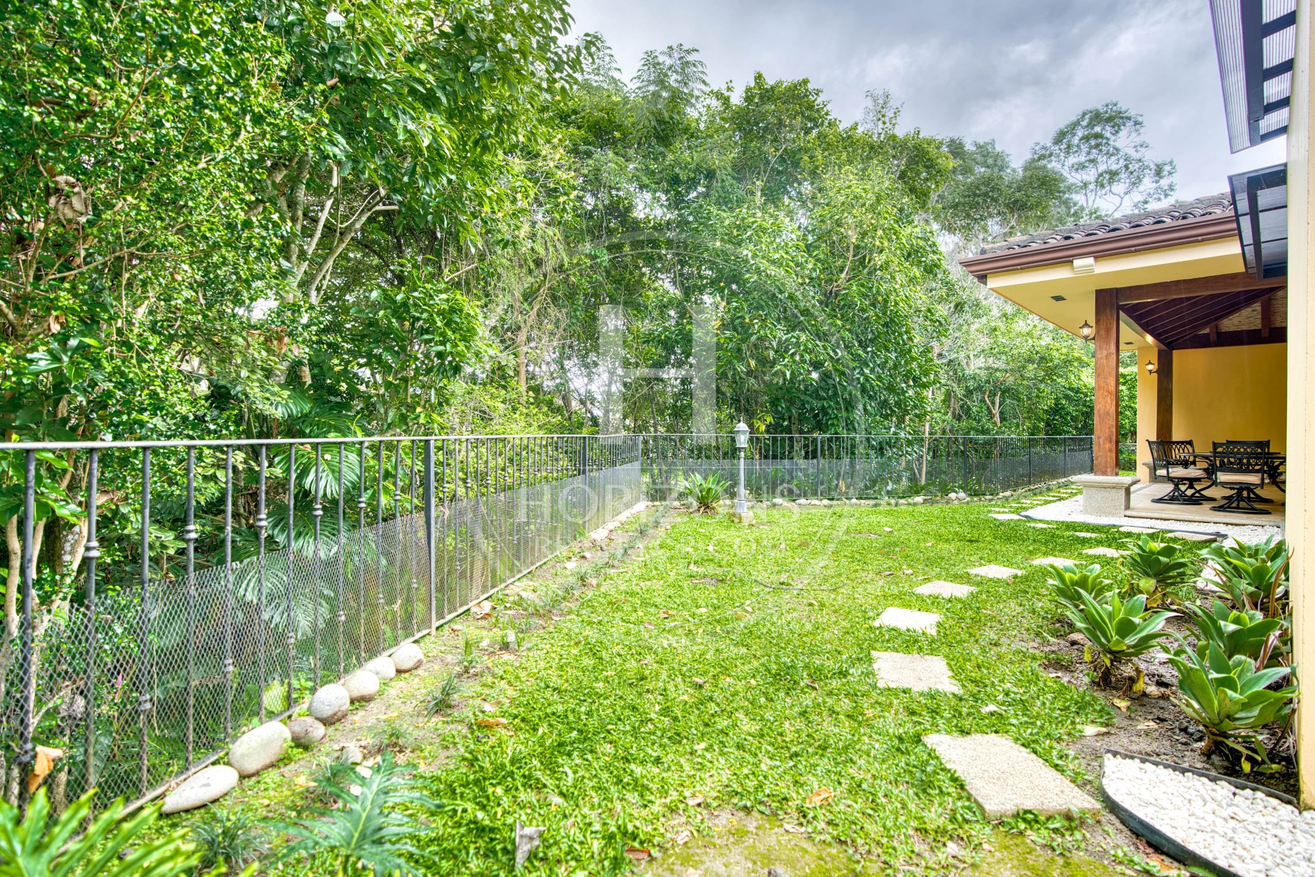 Se Alquila Casa de Un Nivel en Condominio Hacienda Gregal en Curridabat noj1114