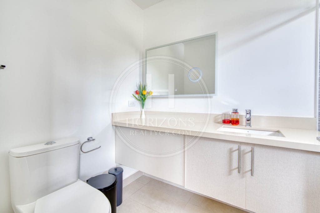 Casa en Venta en Condominio La Estefana con Jardín Privado y 4 Parqueos noj1104