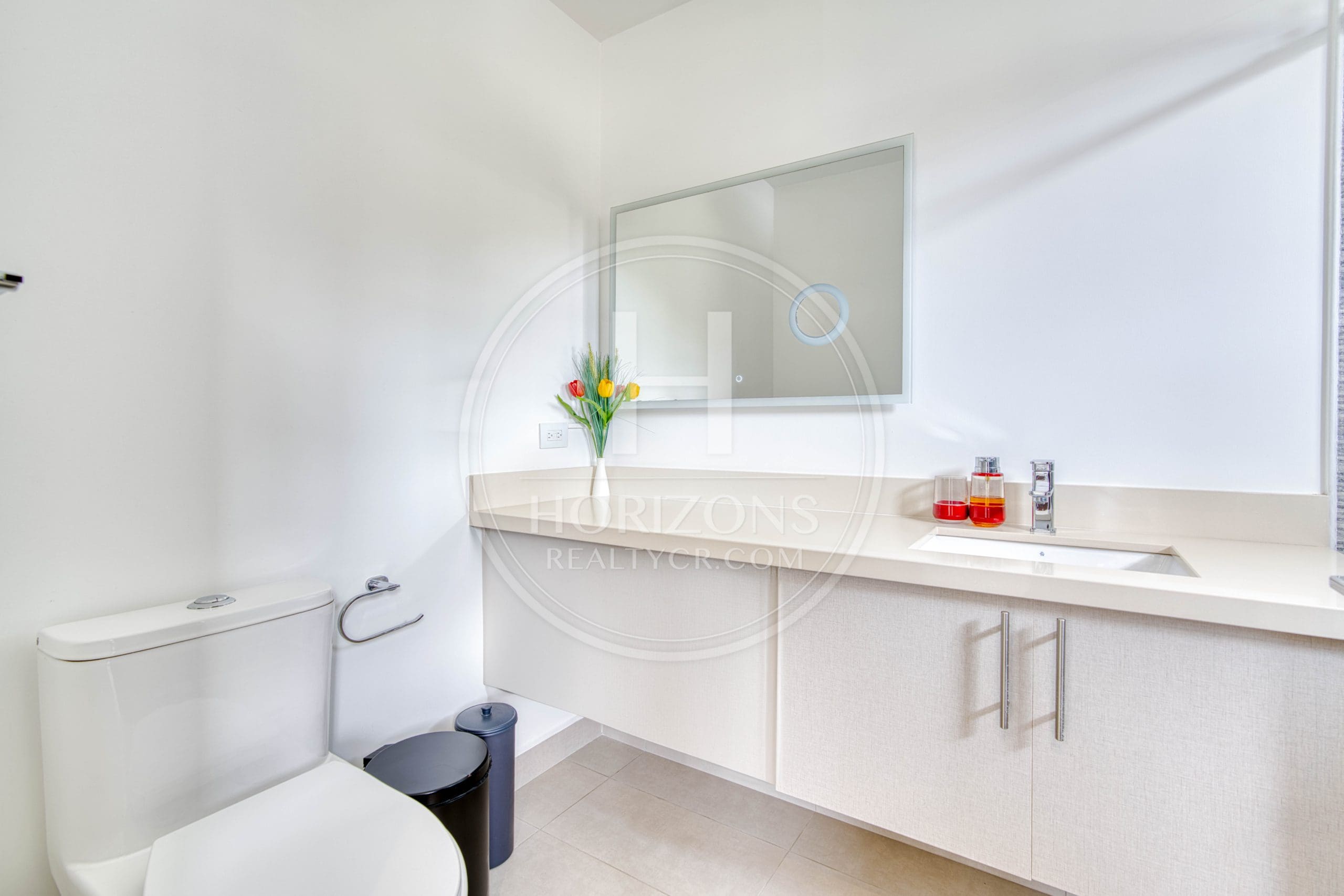 Casa en Venta en Condominio La Estefana con Jardín Privado y 4 Parqueos noj1104
