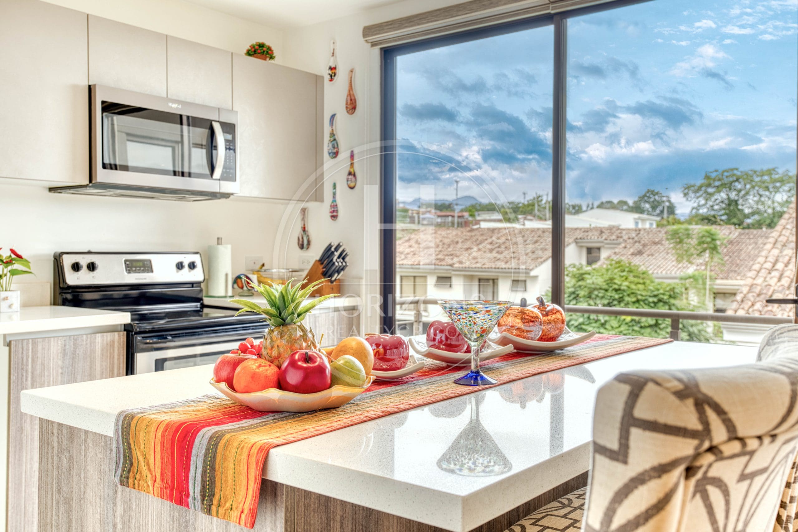 Casa en Venta en Condominio La Estefana con Jardín Privado y 4 Parqueos noj1104