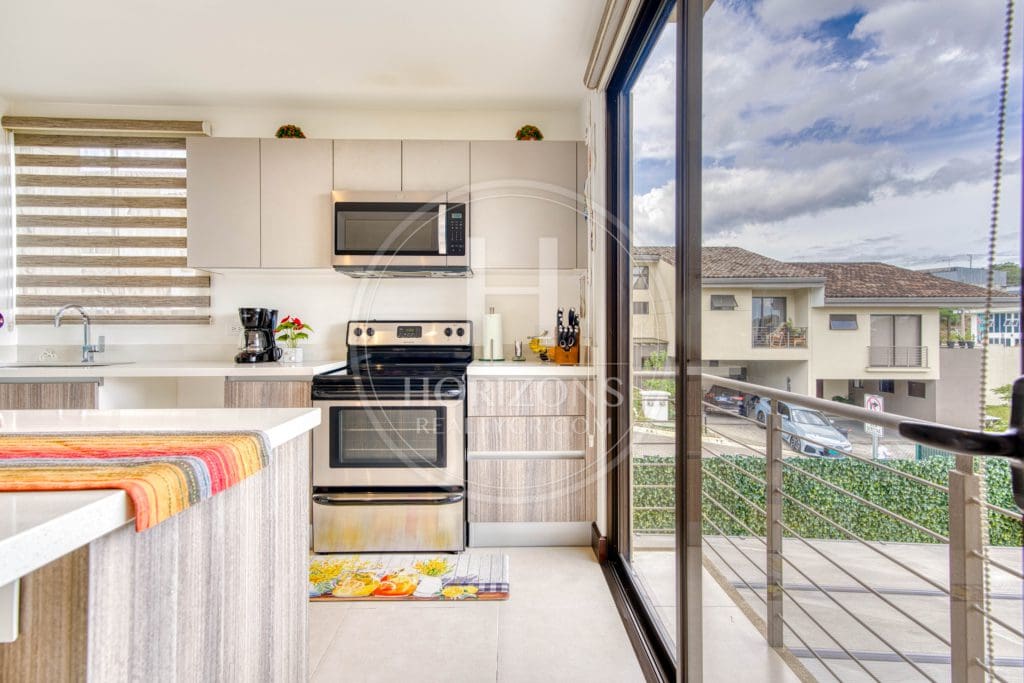 Casa en Venta en Condominio La Estefana con Jardín Privado y 4 Parqueos noj1104