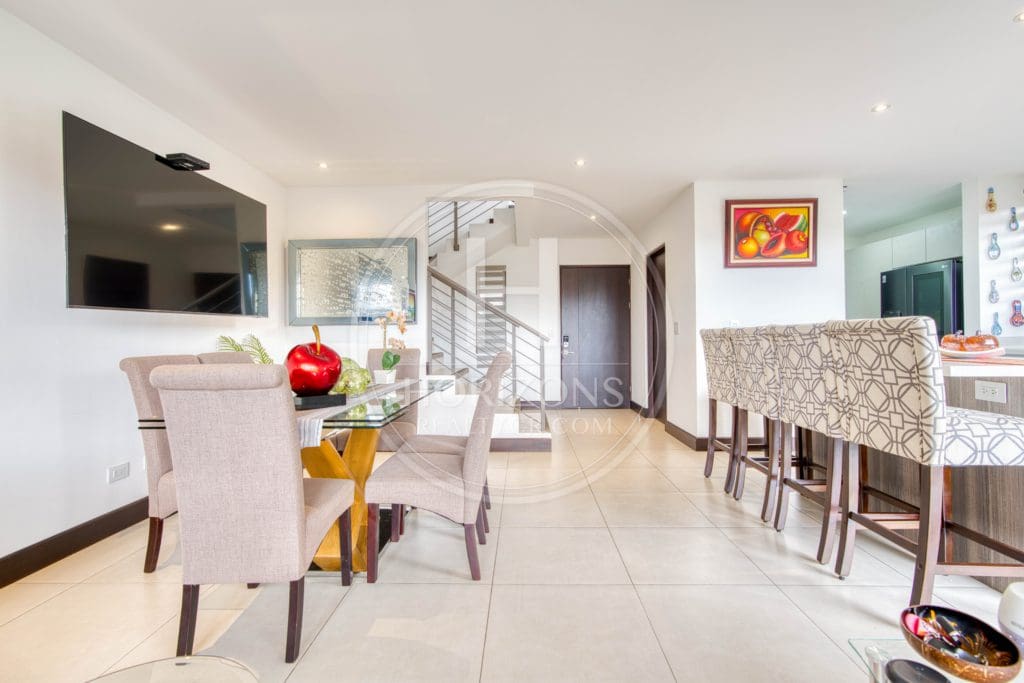 Casa en Venta en Condominio La Estefana con Jardín Privado y 4 Parqueos noj1104