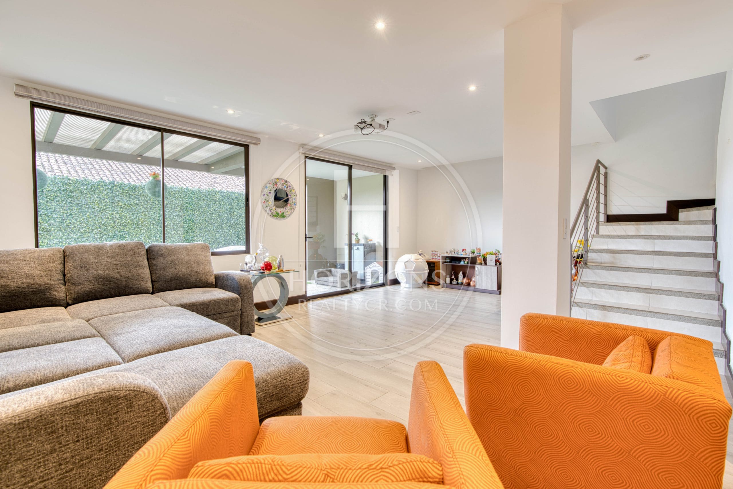 Casa en Venta en Condominio La Estefana con Jardín Privado y 4 Parqueos noj1104