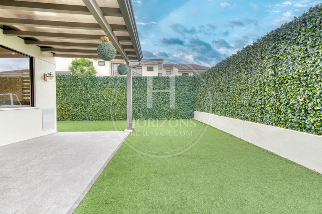 Casa en Venta en Condominio La Estefana con Jardín Privado y 4 Parqueos noj1104