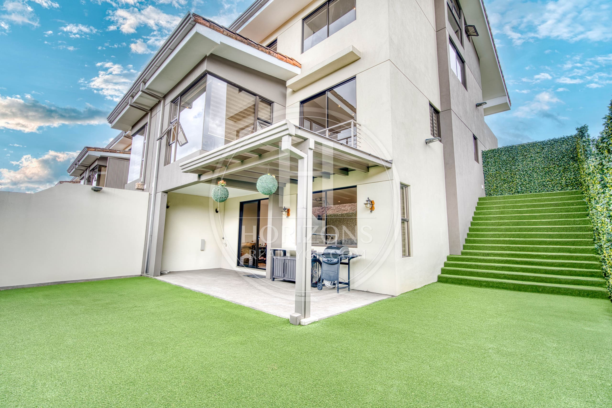 Casa en Venta en Condominio La Estefana con Jardín Privado y 4 Parqueos noj1104