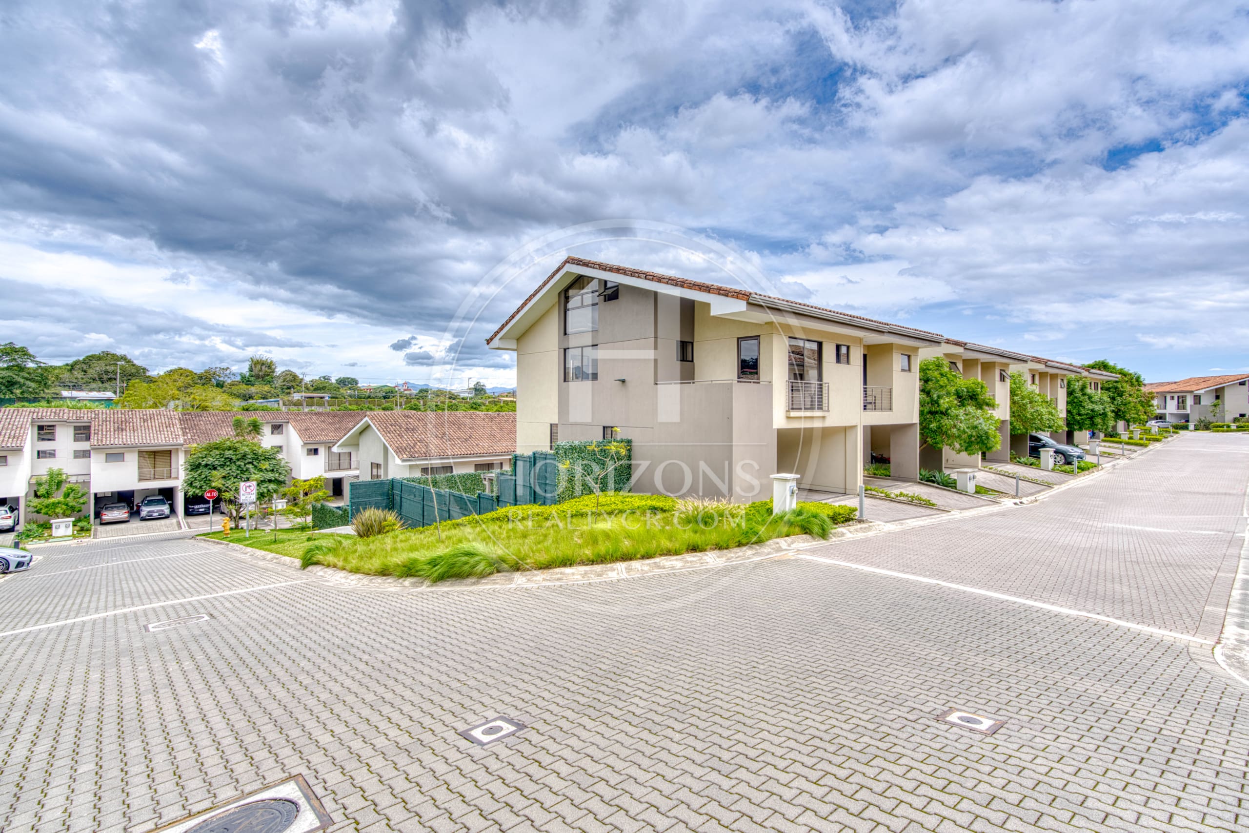 Casa en Venta en Condominio La Estefana con Jardín Privado y 4 Parqueos noj1104