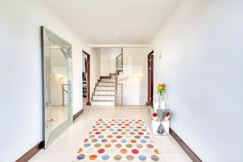 Casa en Venta en Condominio La Estefana con Jardín Privado y 4 Parqueos noj1104