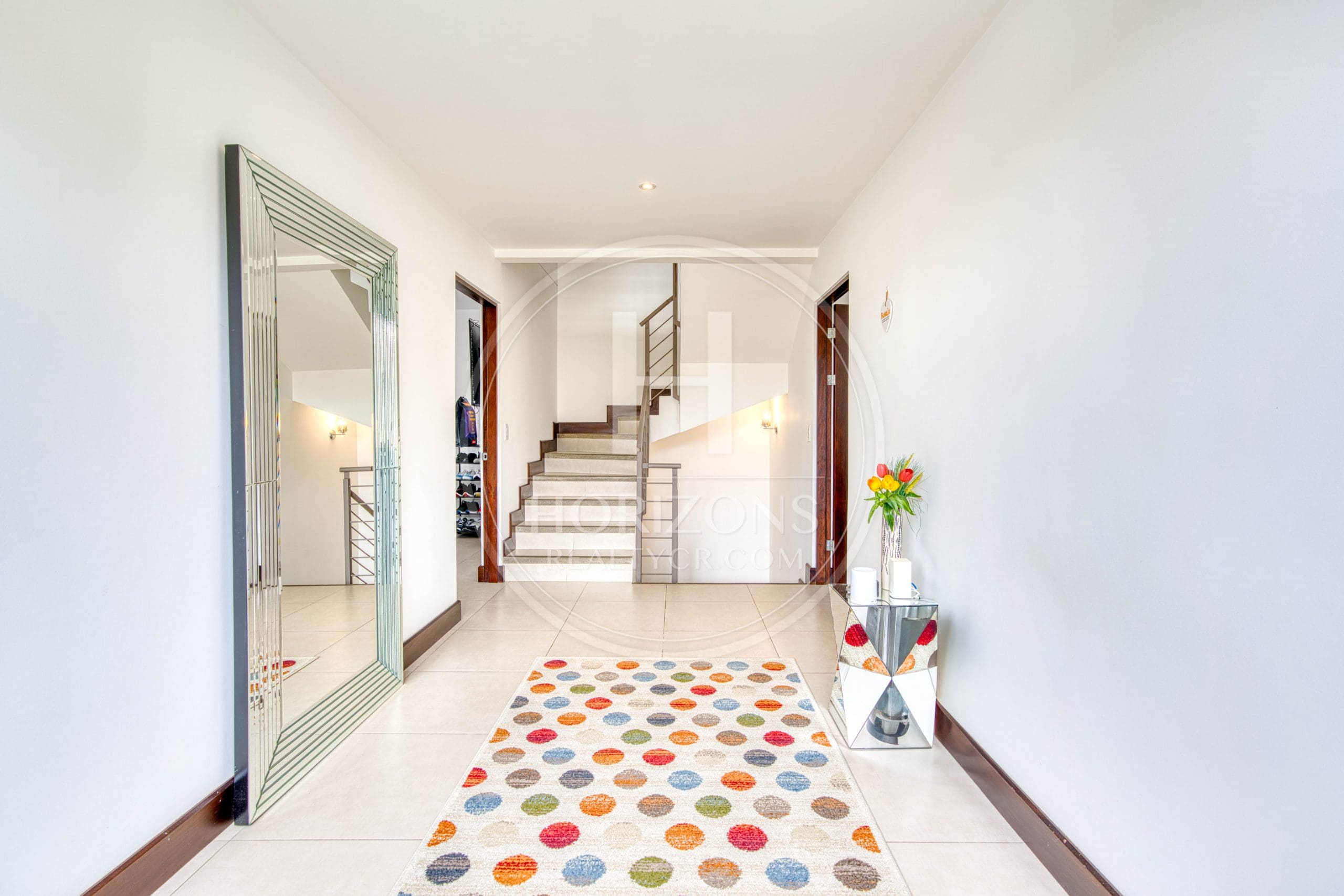 Casa en Venta en Condominio La Estefana con Jardín Privado y 4 Parqueos noj1104