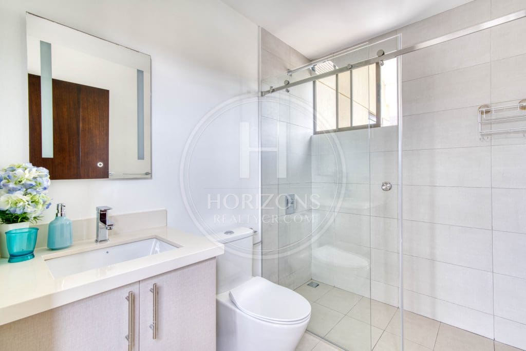 Casa en Venta en Condominio La Estefana con Jardín Privado y 4 Parqueos noj1104