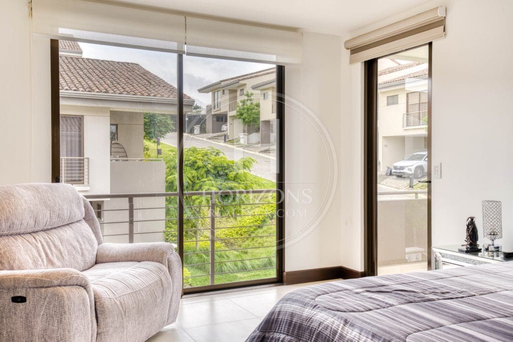 Casa en Venta en Condominio La Estefana con Jardín Privado y 4 Parqueos noj1104