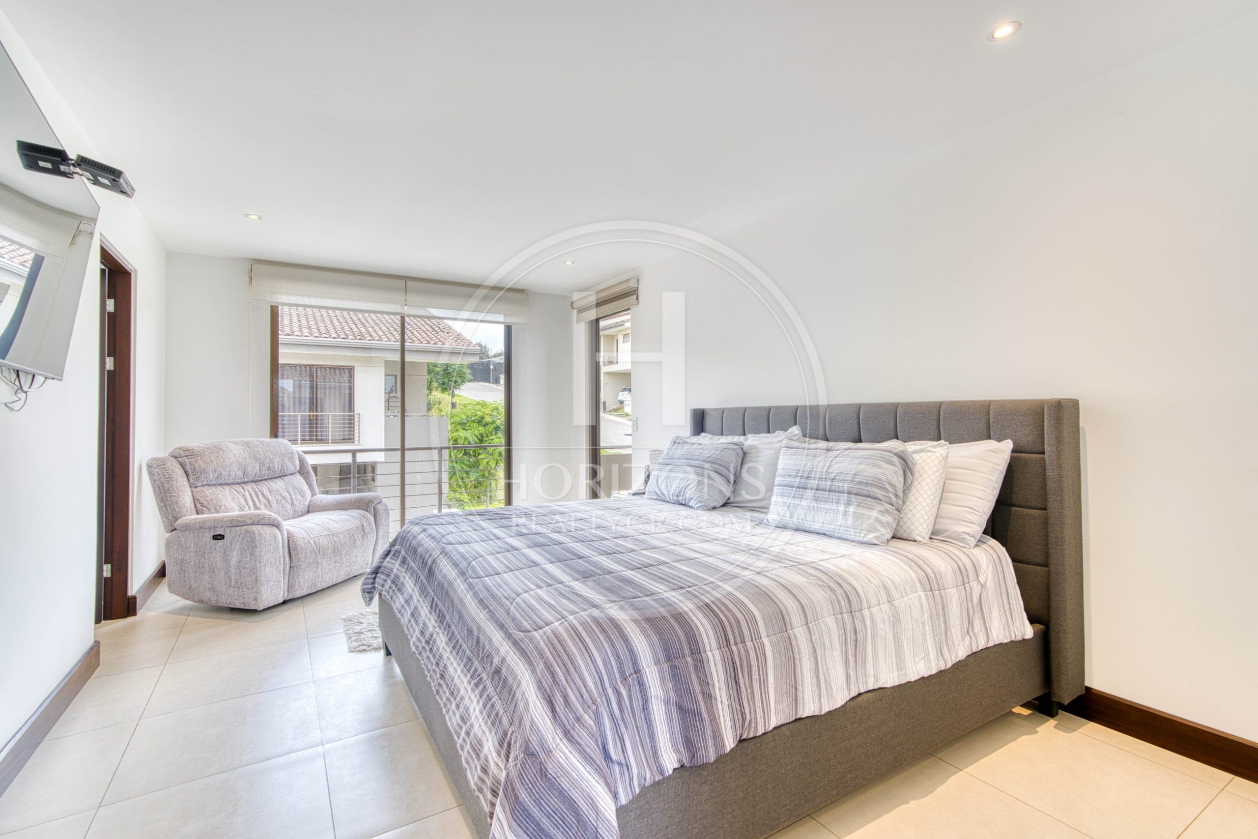 Casa en Venta en Condominio La Estefana con Jardín Privado y 4 Parqueos noj1104