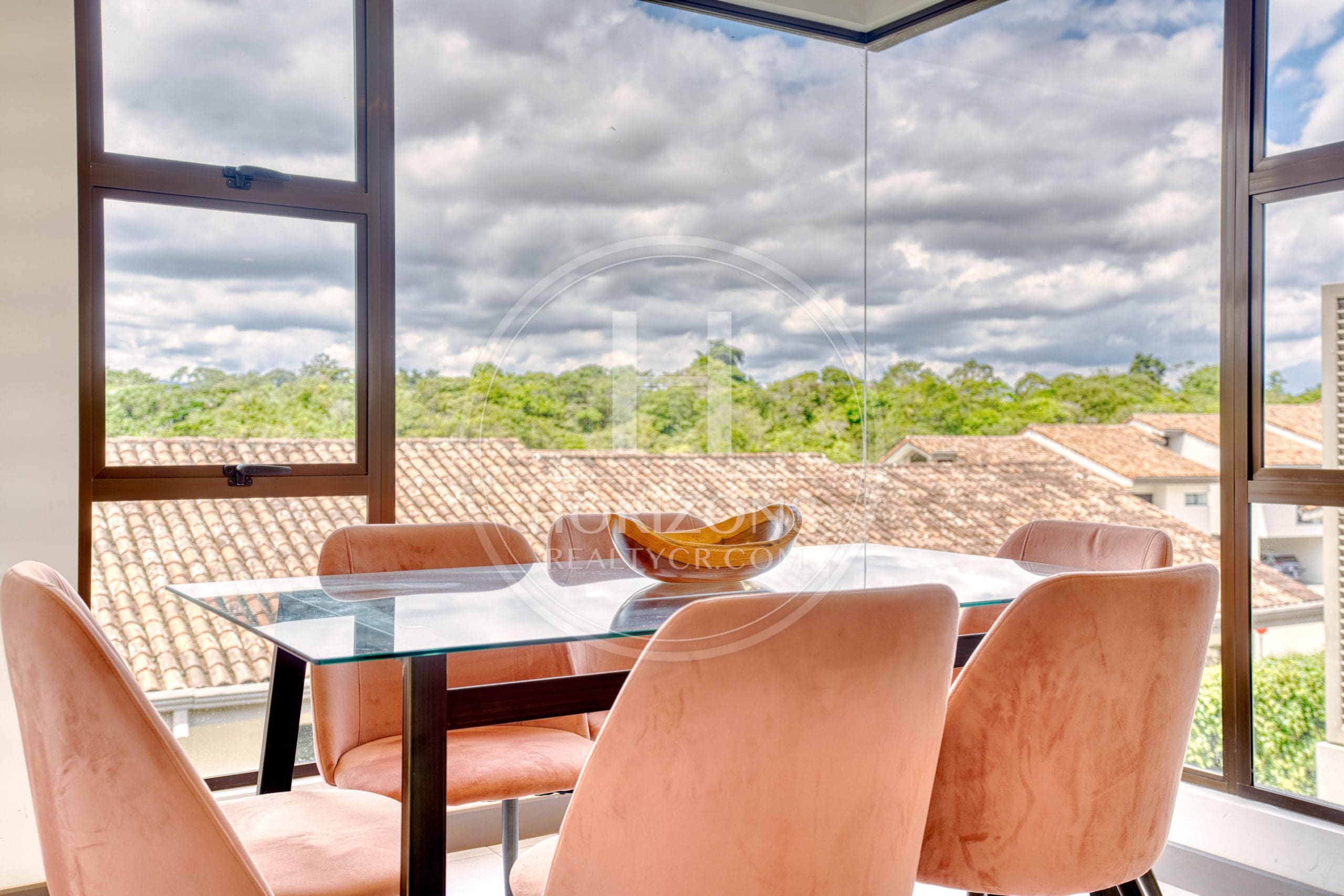 Casa en Venta en Condominio La Estefana con Jardín Privado, 3 Habitaciones y 4 Parqueos noj1107