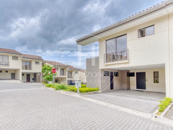Casa En Venta En Condominio La Estefana Con Jardín Privado Y 4 Parqueos Noj1104