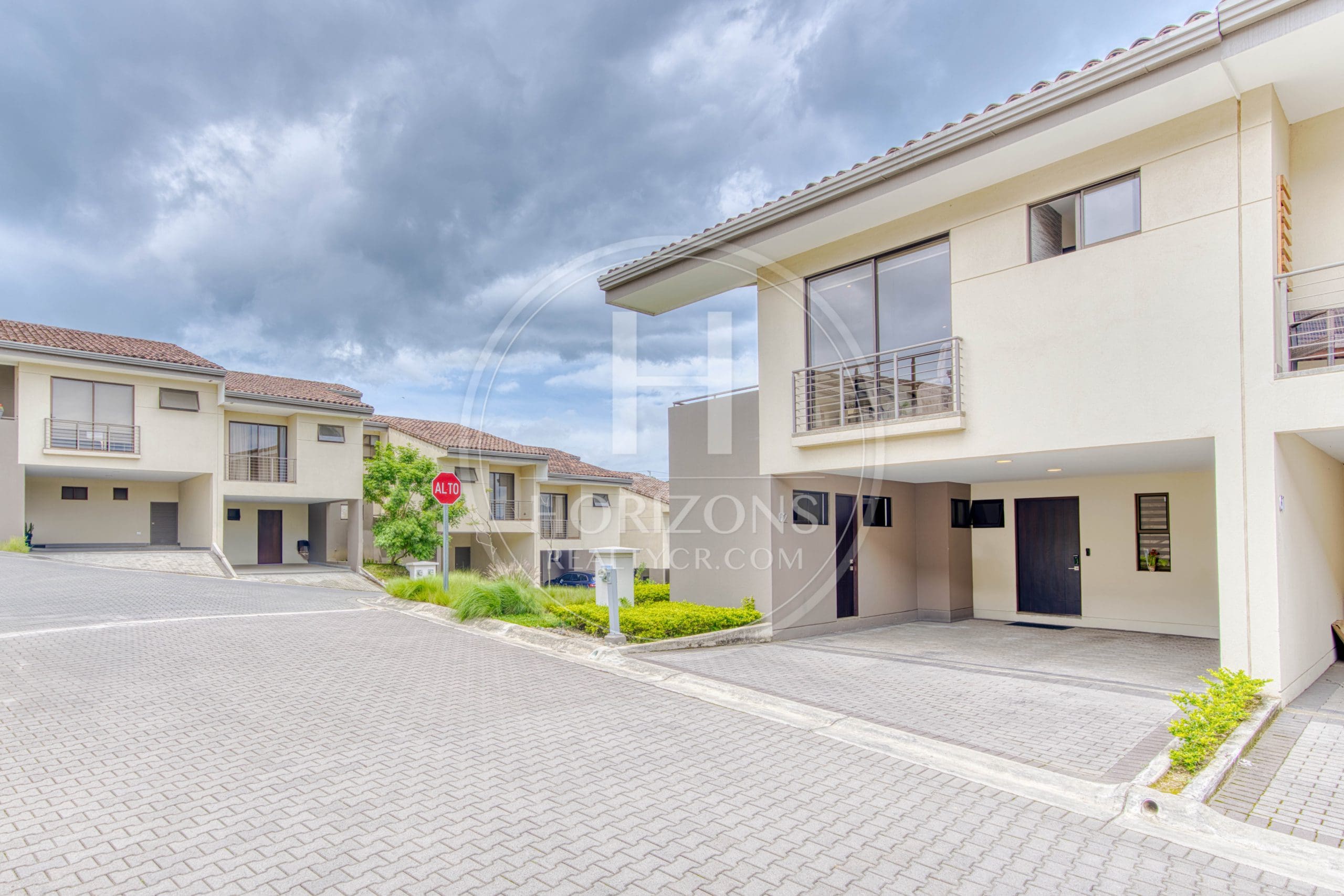 Casa En Venta En Condominio La Estefana Con Jardín Privado Y 4 Parqueos Noj1104