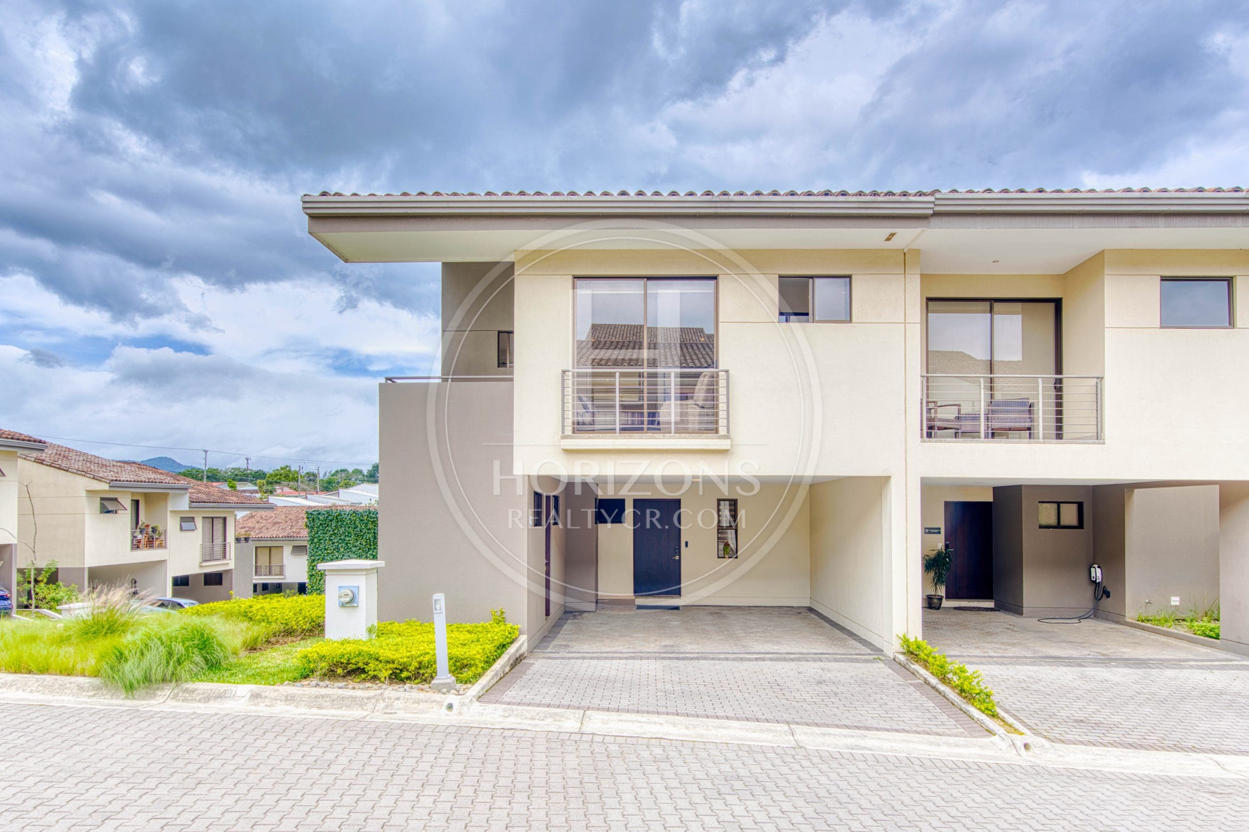 Casa en Venta en Condominio La Estefana con Jardín Privado y 4 Parqueos noj1104