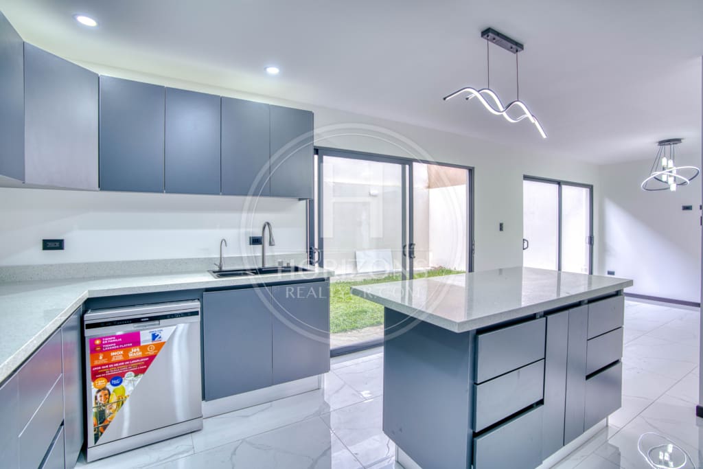 Para Estrenar Casa Moderna en Distrito San Juan con 3 Habitaciones y 3 Parqueos noj1113