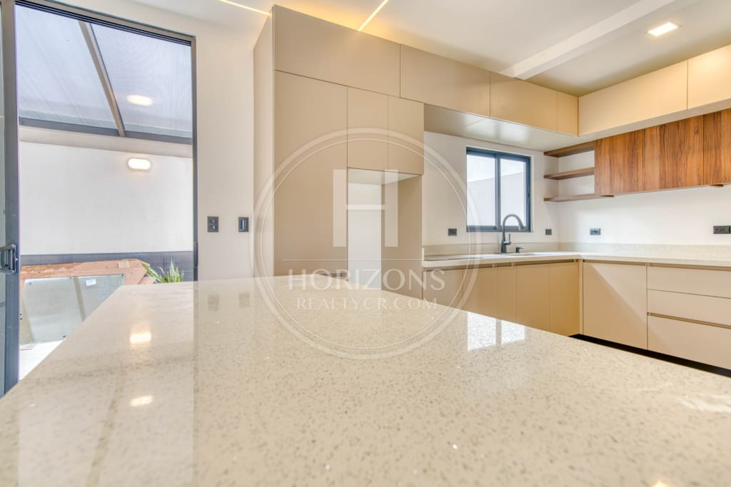 Casa Nueva en Condominio Distrito San Juan 4 Habitaciones Una en Primer Nivel Más Oficina noj1108