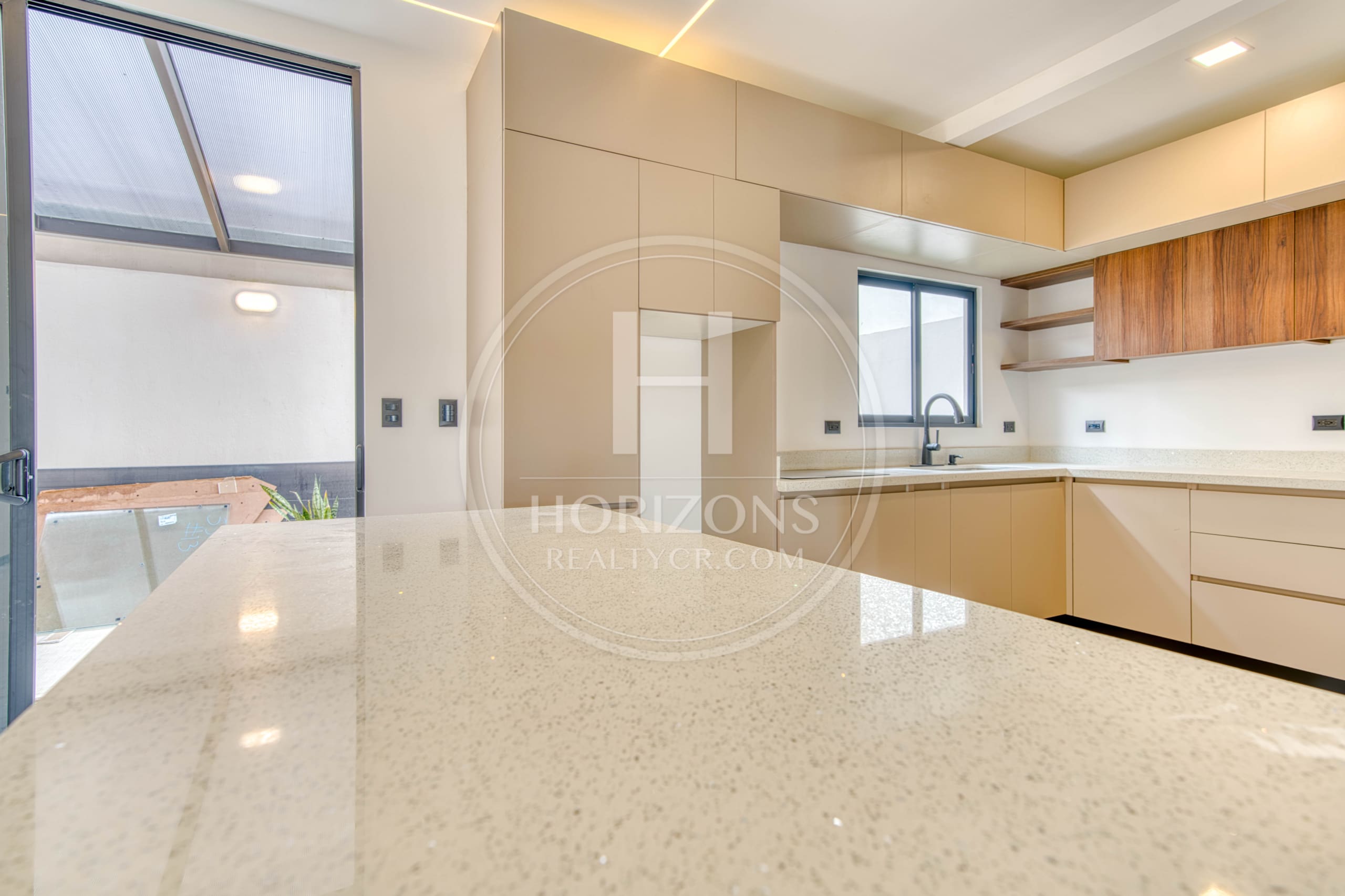 Casa Nueva en Condominio Distrito San Juan 4 Habitaciones Una en Primer Nivel Más Oficina noj1108