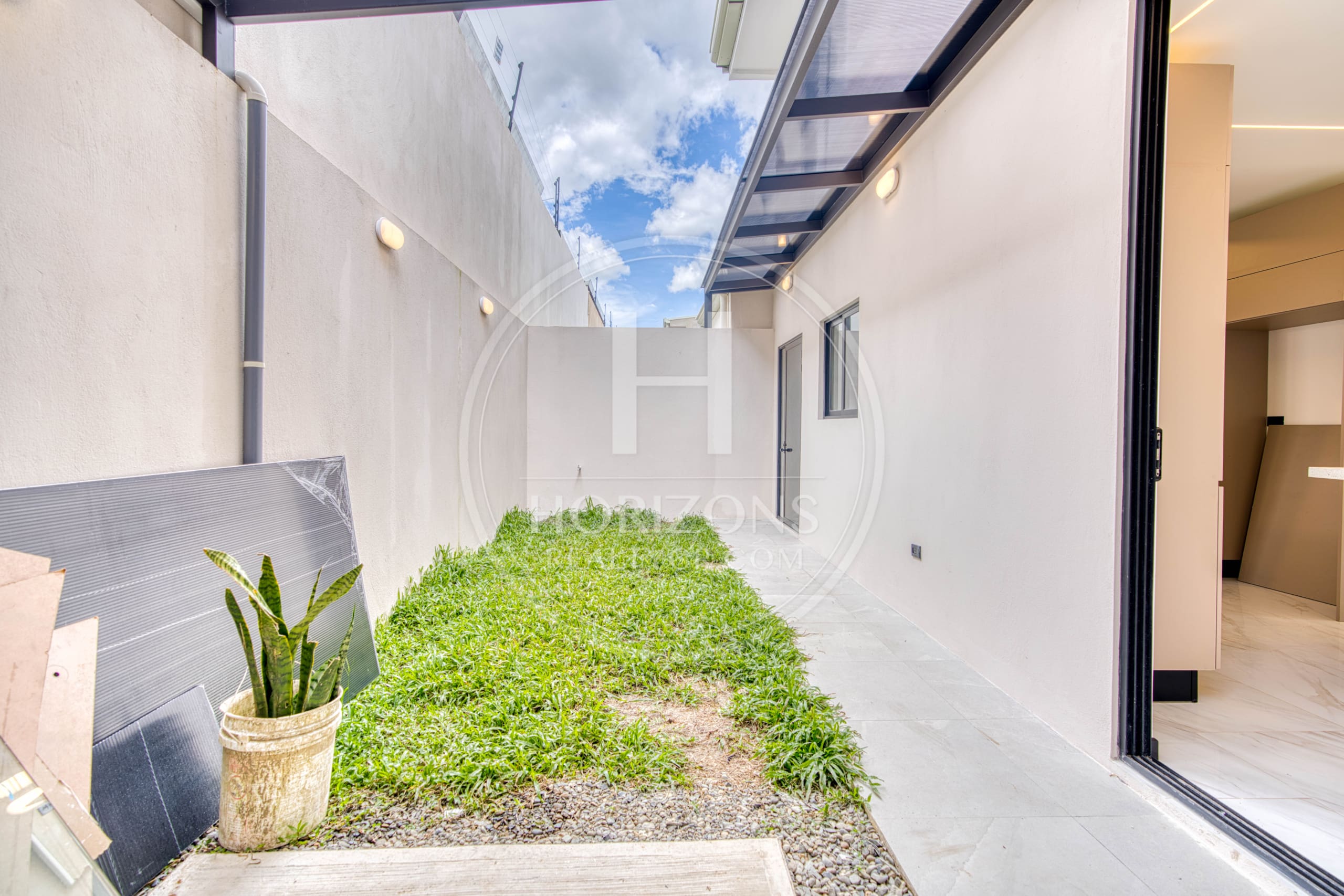 Casa Nueva en Condominio Distrito San Juan 4 Habitaciones Una en Primer Nivel Más Oficina noj1108