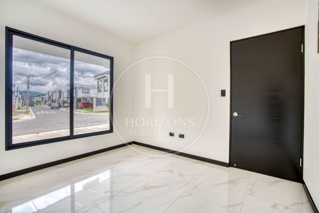 Casa Nueva en Condominio Distrito San Juan 4 Habitaciones Una en Primer Nivel Más Oficina noj1108