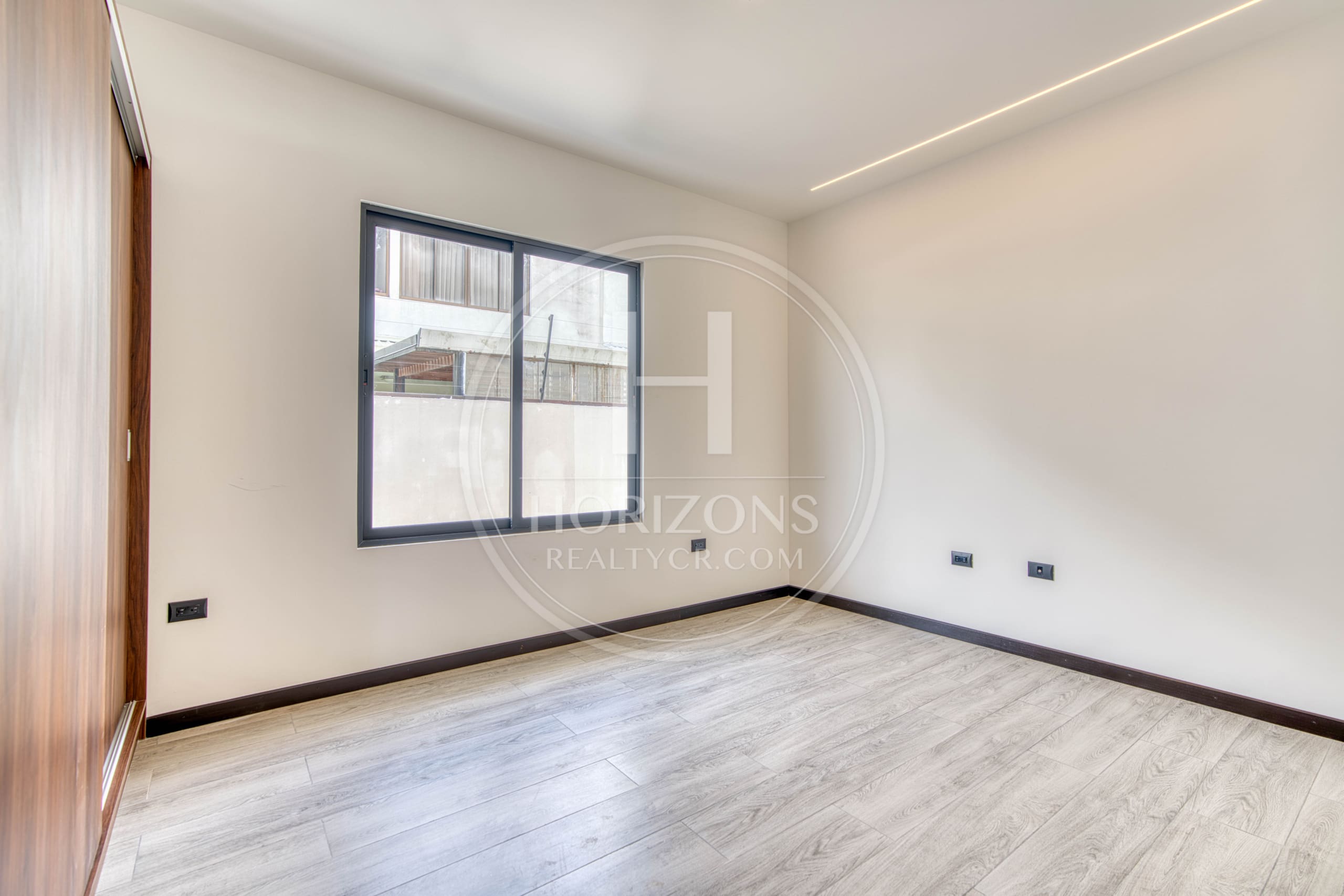 Casa Nueva en Condominio Distrito San Juan 4 Habitaciones Una en Primer Nivel Más Oficina noj1108