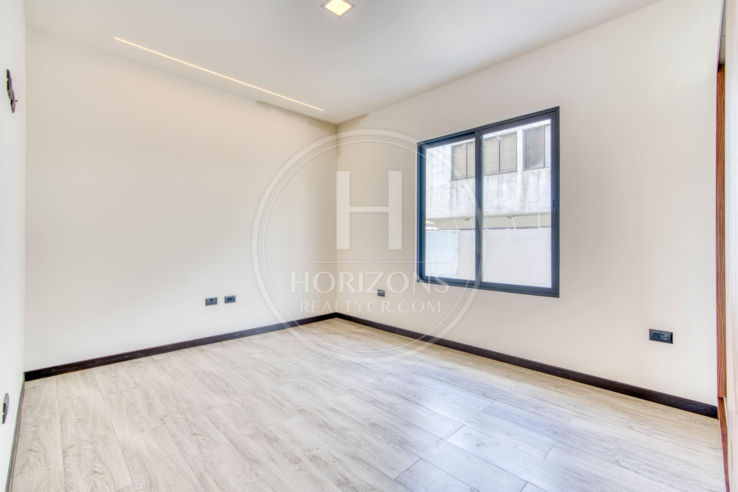 Casa Nueva en Condominio Distrito San Juan 4 Habitaciones Una en Primer Nivel Más Oficina noj1108