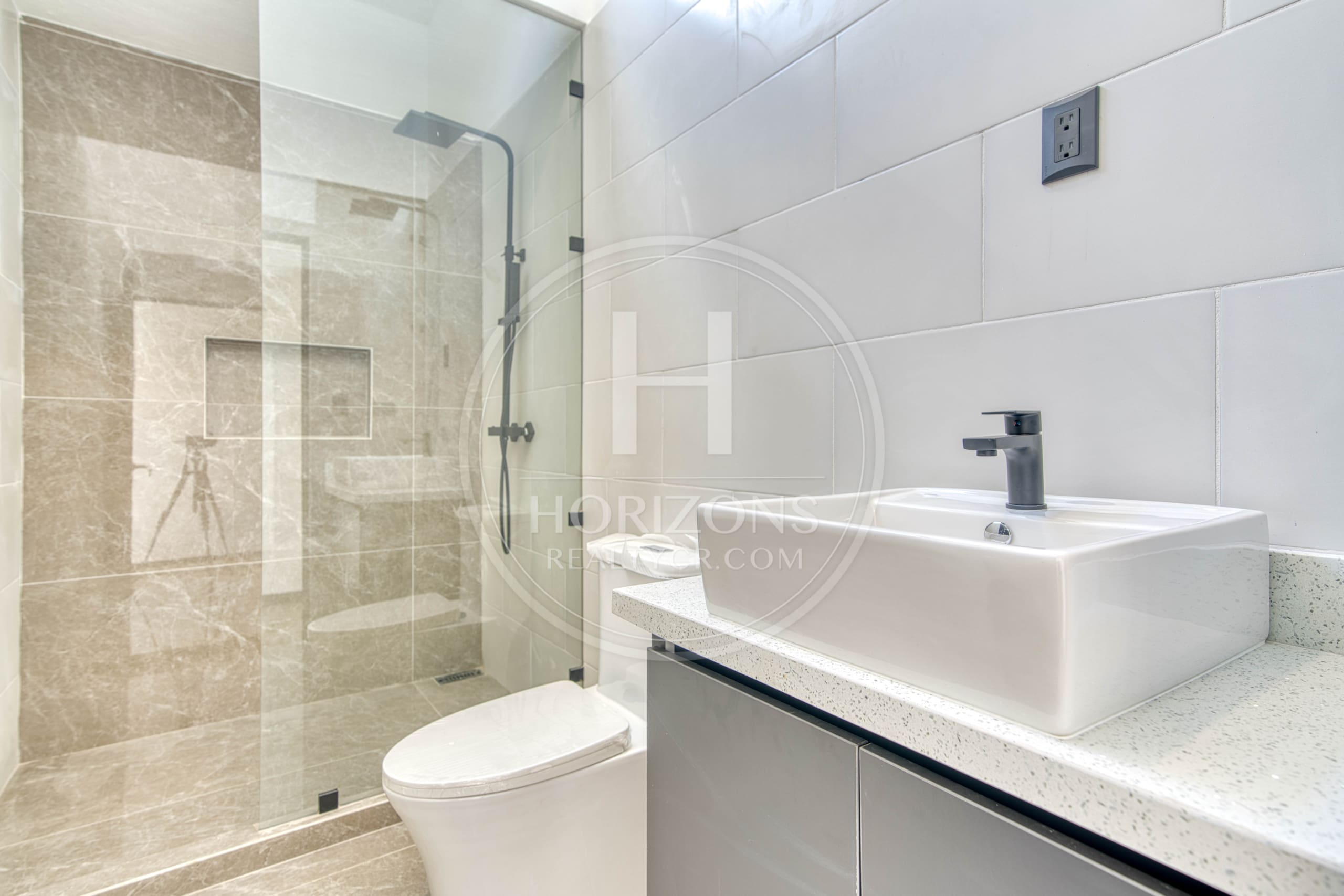 Casa Nueva en Condominio Distrito San Juan 4 Habitaciones Una en Primer Nivel Más Oficina noj1108