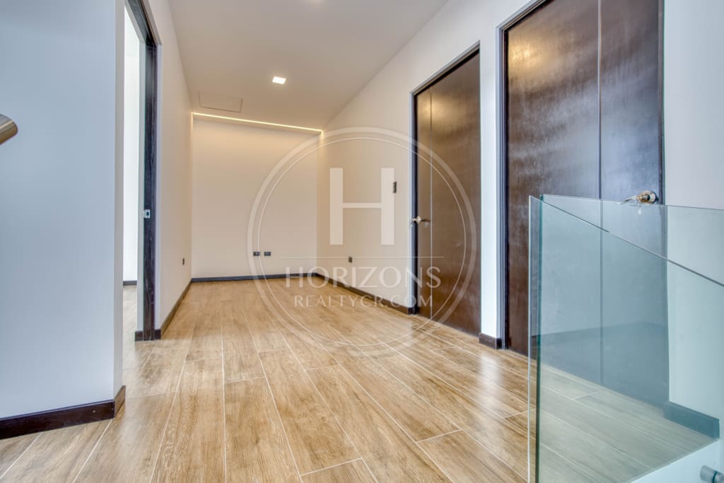 Casa Nueva en Condominio Distrito San Juan 4 Habitaciones Una en Primer Nivel Más Oficina noj1108