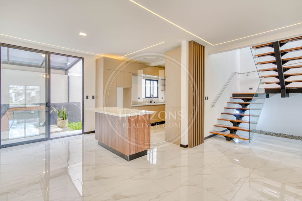 Casa Nueva en Condominio Distrito San Juan 4 Habitaciones Una en Primer Nivel Más Oficina noj1108