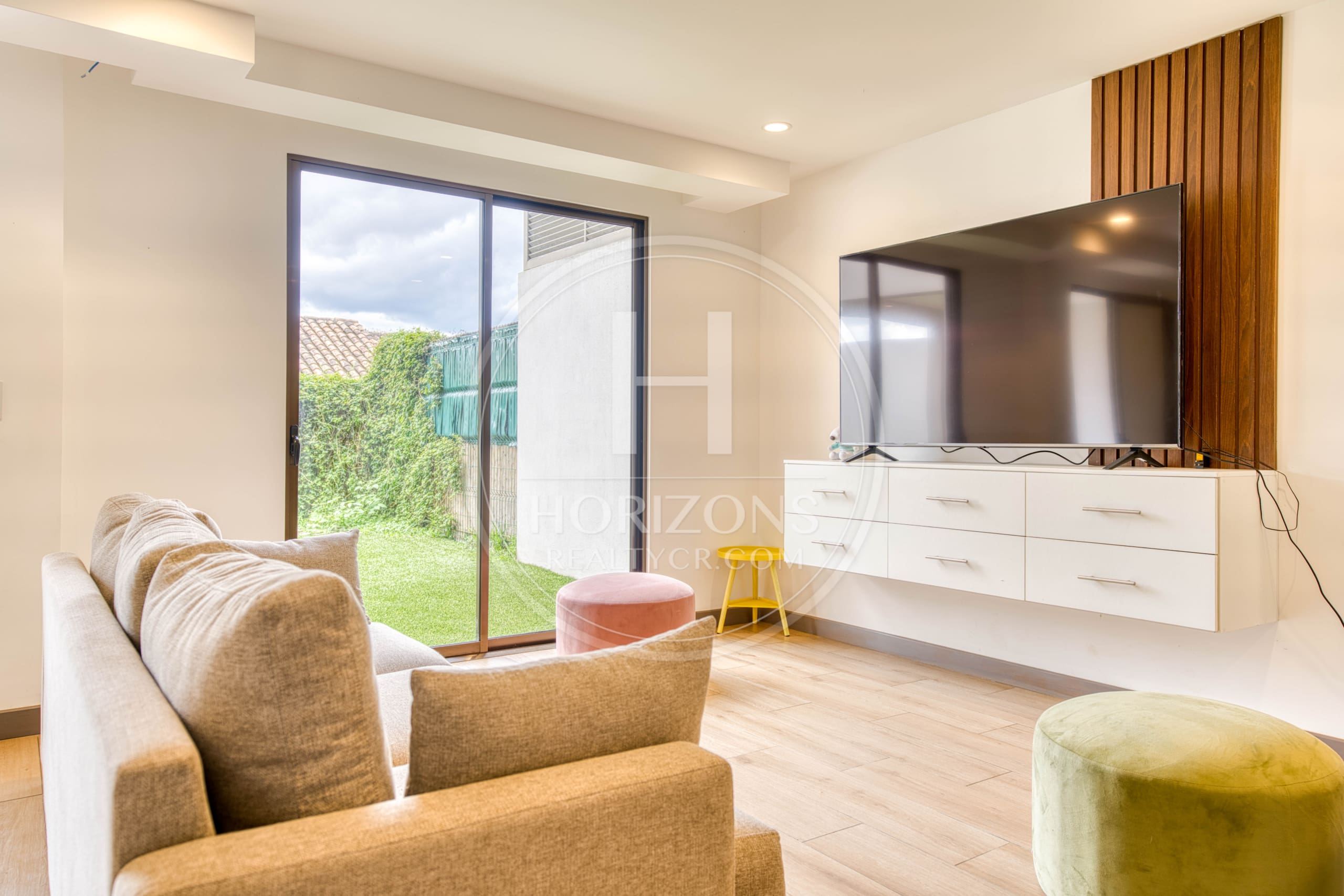 Casa en Venta en Condominio La Estefana con Jardín Privado, 3 Habitaciones y 4 Parqueos noj1107